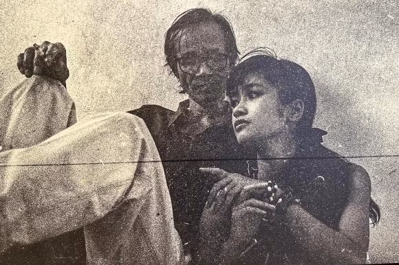 Mới đây, trên mạng xã hội đã chia sẻ những hình ảnh hiếm hoi về Trịnh Công Sơn và Hồng Nhung thời còn son trẻ. Những khoảnh khắc quý giá này được nhiếp ảnh gia Dương Minh Long giữ kín suốt 30 năm. Đó là lúc cả hai bàn luận về âm nhạc, hay những lúc ngồi tâm tình trên bậc cầu thang... và cả khi Trịnh Công Sơn tặng hoa cho Hồng Nhung nhân một đêm nhạc tại quán Nhạc Sĩ, quận 1, TP HCM năm 1997.