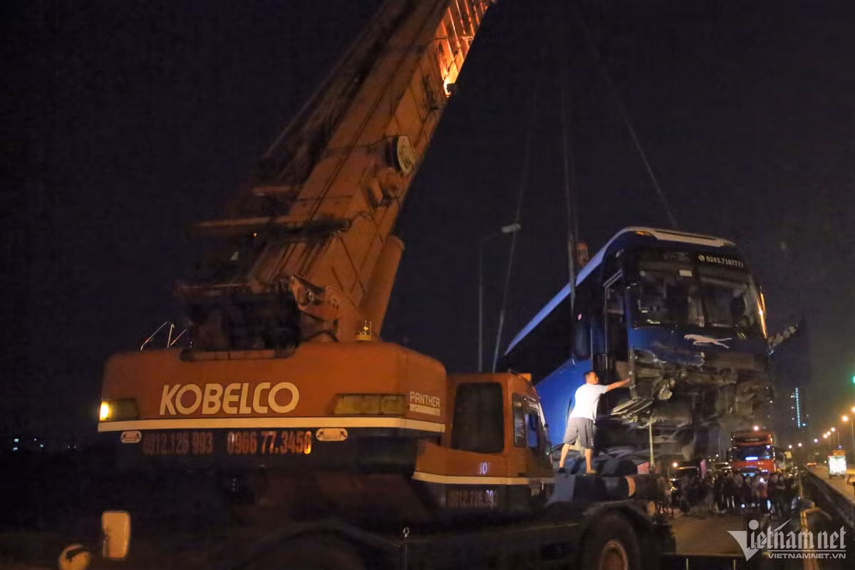 Trước đó, thông tin từ Đội CSGT đường bộ số 14 (Phòng CSGT Công an TP Hà Nội) cho biết, khoảng 21h45 ngày 7/5, ô tô khách mang BKS 29B- 606.XX do tài xế T.V.T. (SN 1981, trú tại Tân Kỳ, Nghệ An) lưu thông tại đường Vành đai 3 trên cao.