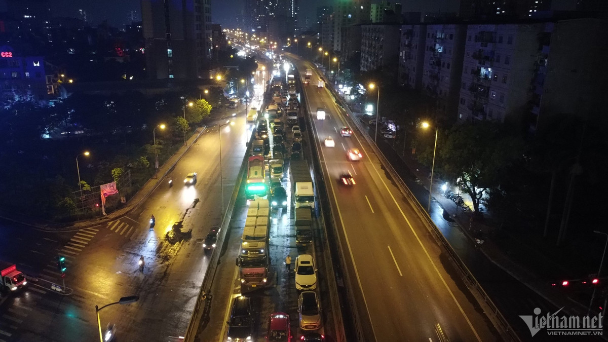 Nhận được tin báo Đội CSGT đường bộ số 14 (Phòng CSGT Công an TP Hà Nội) và Đội Cảnh sát PCCC&CNCH Công an quận Hoàng Mai đã điều động cán bộ, chiến sĩ đến hiện trường để tổ chức cứu nạn cứu hộ và giải quyết vụ tai nạn. Đồng thời, Đội CSGT đường bộ số 14 đã phối hợp cùng Đội CSGT số 7, 6 tiến hành phân luồng phương tiện từ xa, nhằm giảm ùn tắc. Sau hơn 3h, công tác cứu nạn cứu hộ đã hoàn thành, phương tiện lưu thông trên tuyến Vành đai 3 trở lại bình thường.