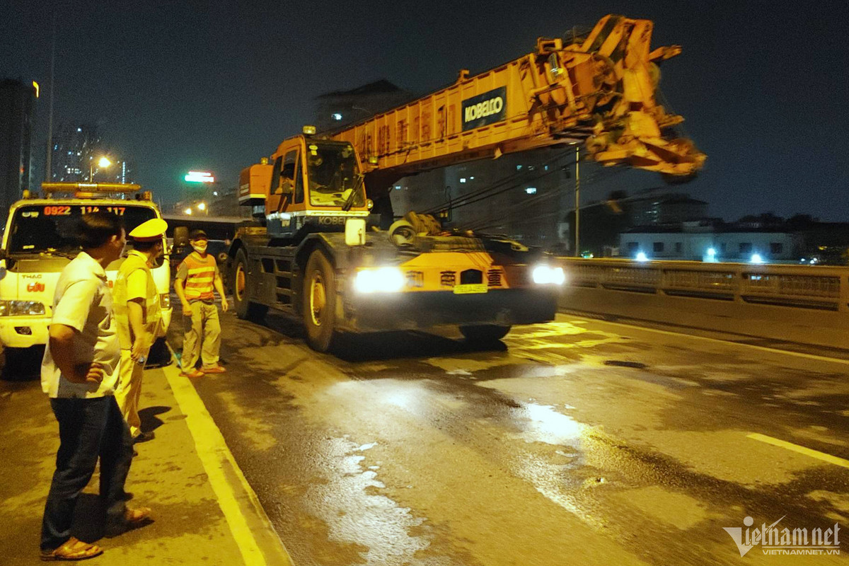 Đến 23h50 cùng ngày, xe cẩu được huy động đến hiện trường để thực hiện công tác cứu hộ. 4 sợi cáp được nhân viên cứu hộ nhanh chóng lắp vào xe để thực hiện cẩu ô tô lên khoảng 5m so với mặt đường.