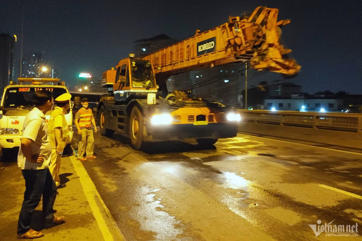 Đến 23h50 cùng ngày, xe cẩu được huy động đến hiện trường để thực hiện công tác cứu hộ. 4 sợi cáp được nhân viên cứu hộ nhanh chóng lắp vào xe để thực hiện cẩu ô tô lên khoảng 5m so với mặt đường.