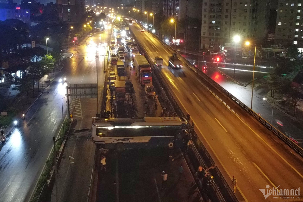 Liên quan đến vụ ô tô khách loại 45 chỗ bị nổ lốp, chắn ngang đường Vành đai 3 trên cao (đoạn qua hồ Linh Đàm, Hoàng Mai, Hà Nội) vào tối 7/5, lực lượng chức năng đã phải huy động cẩu loại 50 tấn để cứu hộ xe gặp nạn.