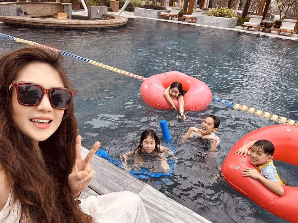 Minh Hà đưa các con đi du lịch Cam Ranh. Cô gọi đây là 'chuyến đi mơ ước của bọn trẻ'.