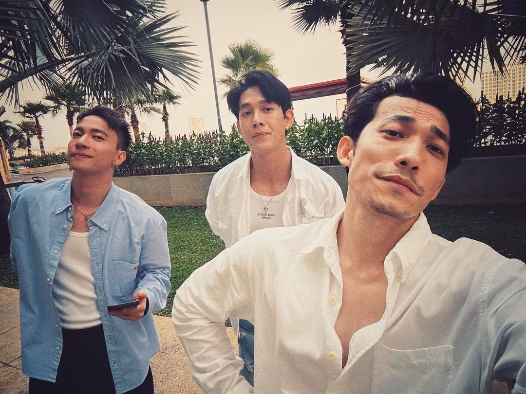 Liên Bỉnh Phát đăng ảnh selfie cùng Song Luân, ST Sơn Thạch với dòng chia sẻ hài hước: "Hàng khuyến mại đầu năm".