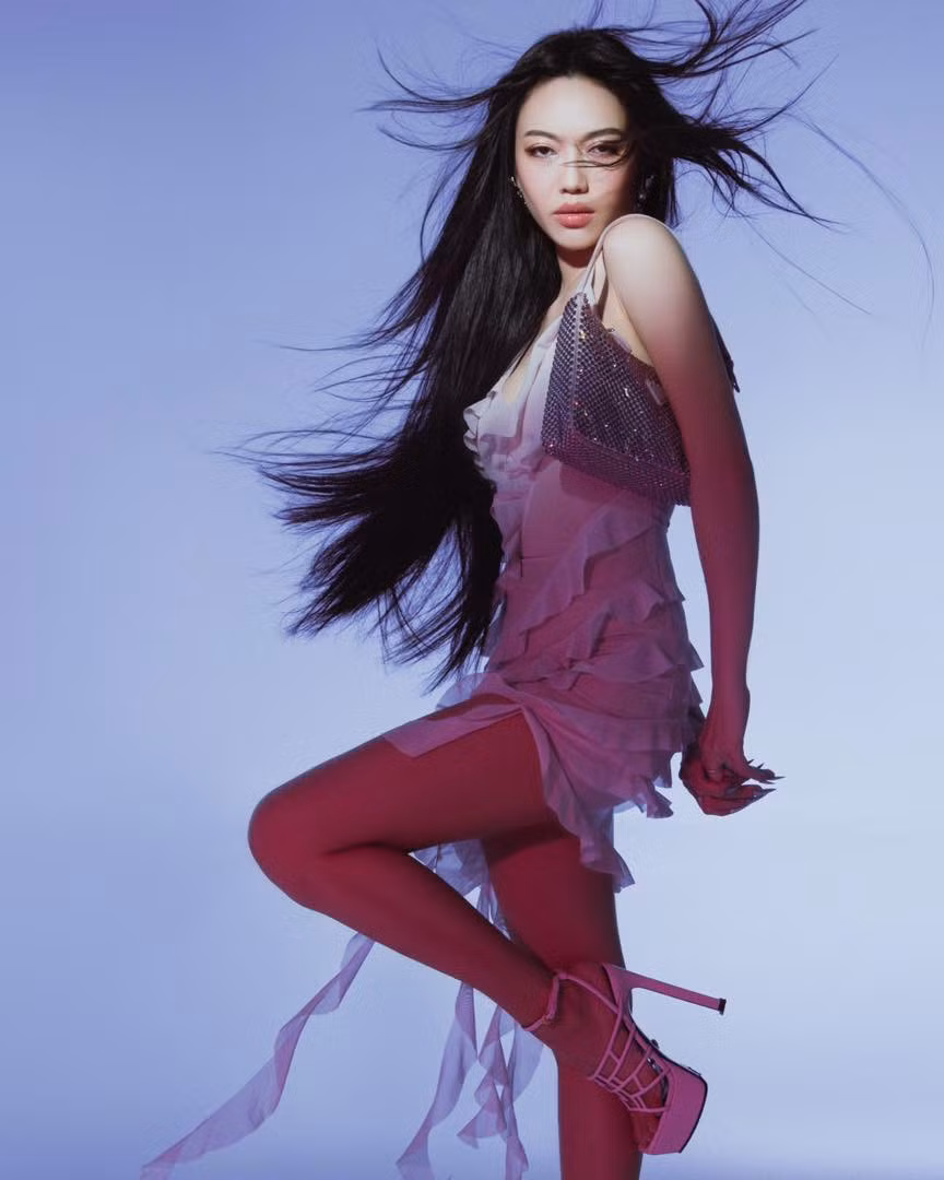 Sao Việt Diệu Nhi xuất hiện với hình tượng cá tính, sexy hút mắt người nhìn dịp đầu năm. 