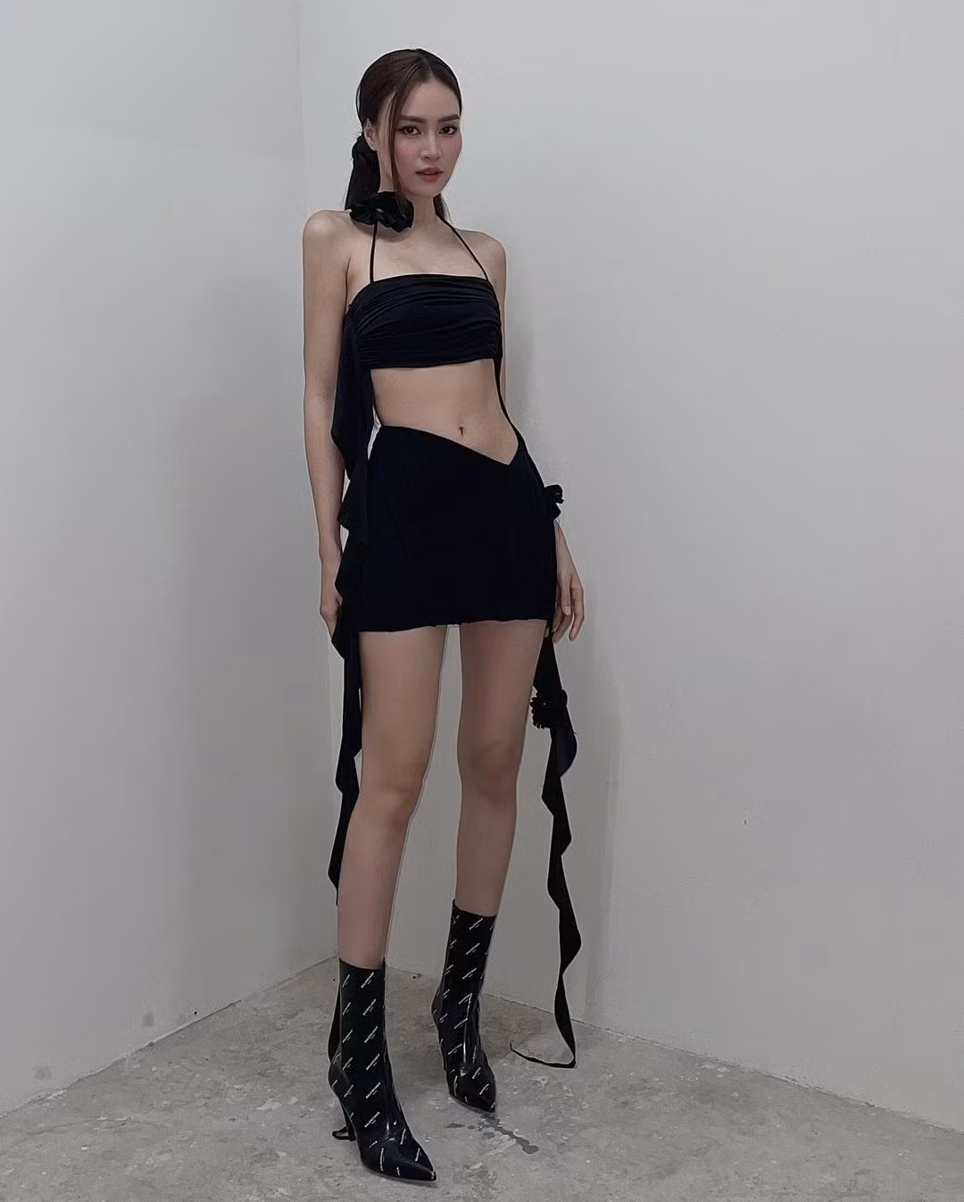 Ninh Dương Lan Ngọc khoe vòng eo con kiến sau dịp Tết.