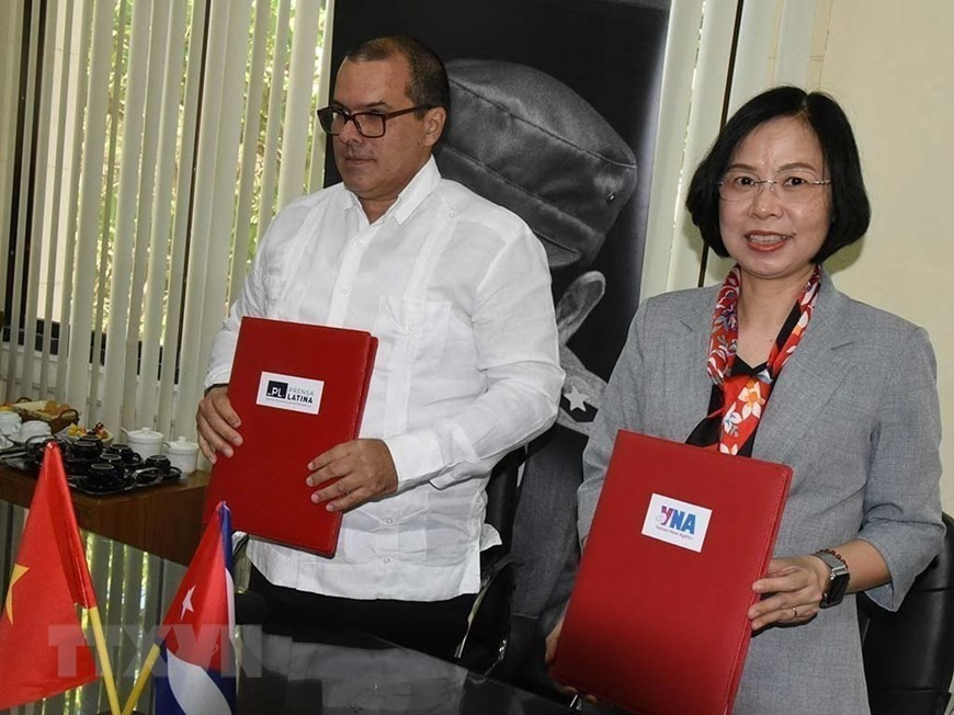 Nhân chuyến thăm chính thức Cuba của Chủ tịch Quốc hội Vương Đình Huệ, Tổng Giám đốc Thông tấn xã Việt Nam Vũ Việt Trang và Chủ tịch Hãng thông tấn Prensa Latina Luis Enrique González Acosta tiến hành hội đàm và ký thỏa thuận hợp tác mới nhằm củng cố mối quan hệ truyền thống giữa hai cơ quan (19/4/2023). (Ảnh: Mai Phương/TTXVN).