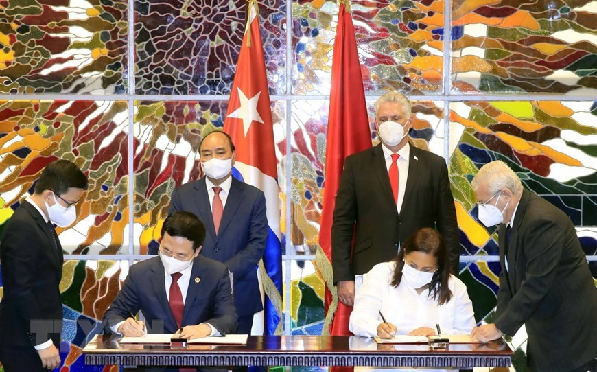 Chủ tịch nước Nguyễn Xuân Phúc và Bí thư thứ nhất Ban Chấp hành Trung ương Đảng Cộng sản Cuba, Chủ tịch nước Cộng hòa Cuba Miguel Díaz-Canel chứng kiến Lễ ký kết các văn kiện hợp tác giữa hai nước (19/9/2021). (Ảnh: Thống Nhất/TTXVN).