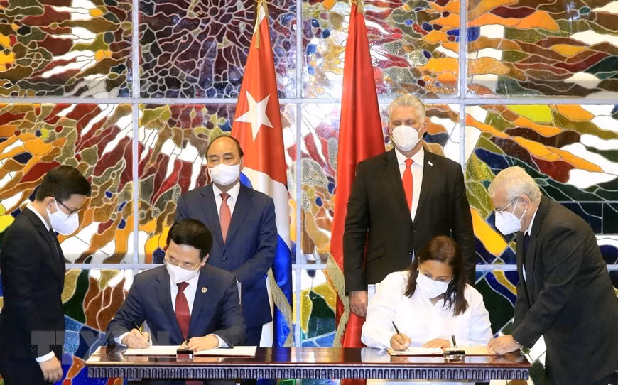 Chủ tịch nước Nguyễn Xuân Phúc và Bí thư thứ nhất Ban Chấp hành Trung ương Đảng Cộng sản Cuba, Chủ tịch nước Cộng hòa Cuba Miguel Díaz-Canel chứng kiến Lễ ký kết các văn kiện hợp tác giữa hai nước (19/9/2021). (Ảnh: Thống Nhất/TTXVN).