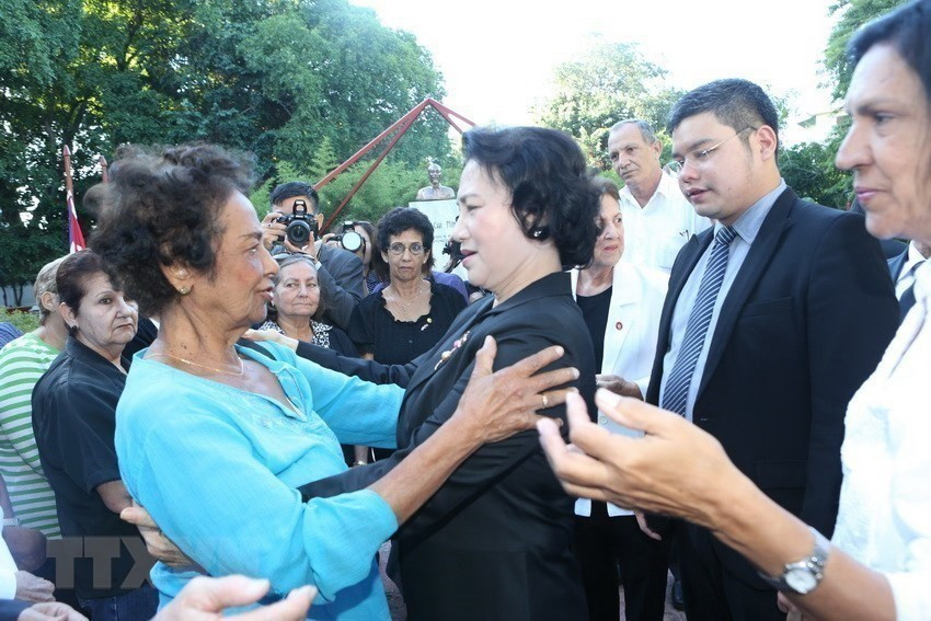 Chủ tịch Quốc hội Nguyễn Thị Kim Ngân gặp gỡ các chuyên gia Cuba từng giúp đỡ Việt Nam trong thời kỳ chiến tranh tại Thủ đô La Habana, Cuba (29/11/2016). (Ảnh: Trọng Đức/TTXVN).