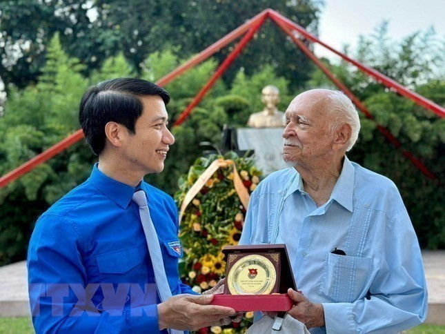 Chủ tịch Trung ương Hội LHTN Việt Nam Nguyễn Ngọc Lương tặng quà lưu niệm kiến trúc sư Joel Diaz, Phó Chủ tịch Hội Hữu nghị Cuba - Việt Nam, người thiết kế công trình tượng đài Chủ tịch Hồ Chí Minh tại La Habana (Cuba). (Ảnh: Mai Phương/TTXVN).
