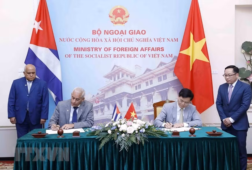 Thứ trưởng Bộ Ngoại giao Việt Nam Hà Kim Ngọc (phải) và Thứ trưởng thứ Nhất Bộ Ngoại giao Cuba Gerardo Penalver Portal ký kết Kế hoạch Tham khảo chính trị giữa Bộ Ngoại giao 2 nước giai đoạn 2023-2025 tại Phiên tham khảo Chính trị cấp Thứ trưởng Ngoại giao Việt Nam-Cuba lần thứ VII. (Ảnh: An Đăng/TTXVN).
