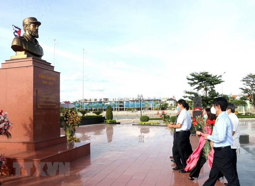 Lãnh đạo tỉnh Quảng Trị dâng hoa tưởng niệm Lãnh tụ Cuba Fidel Castro tại Công viên Fidel Castro ở thành phố Đông Hà nhân kỷ niệm 95 năm Ngày sinh của Ông (2021). (Ảnh: Nguyên Lý/TTXVN).