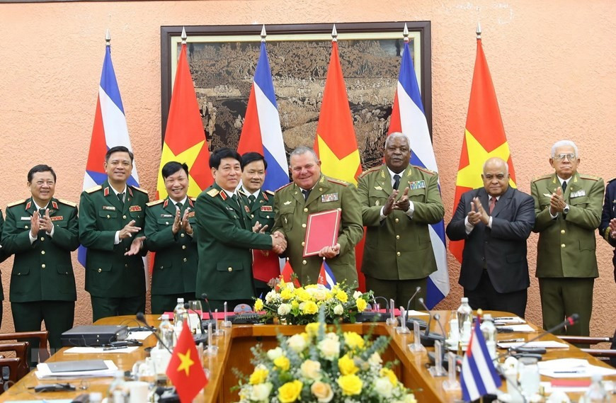 Đại tướng Lương Cường, Chủ nhiệm Tổng cục Chính trị QĐND Việt Nam và Trung tướng Vicstor Rojo Ramos, Chủ nhiệm Chính trị các Lực lượng vũ trang Cách mạng Cuba ký Biên bản ghi nhớ hợp tác giữa quân đội hai nước (2022). (Ảnh: Trọng Đức /TTXVN).