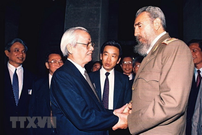 Chủ tịch Cuba Fidel Castro trao Huân chương Jose Marti tặng Thủ tướng Võ Văn Kiệt trong chuyến thăm hữu nghị chính thức Cuba, ngày 7/7/1993. (Ảnh: Minh Đạo/TTXVN).