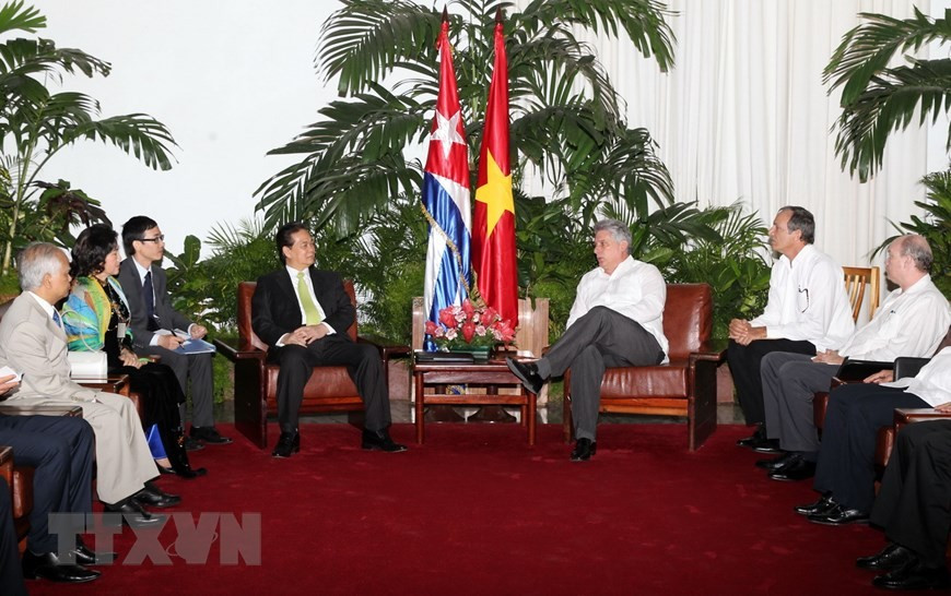 Trong chuyến thăm chính thức Cuba, ngày 26/3/2014, tại Cung Cách mạng ở thủ đô La Habana, Thủ tướng Nguyễn Tấn Dũng làm việc với đồng chí Miguel Díaz-Canel Bermúdez, Phó Chủ tịch thứ nhất Hội đồng Nhà nước và Hội đồng Bộ trưởng Cuba. (Ảnh: Đức Tám/TTXVN).