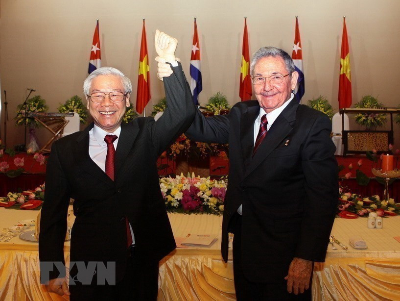 Đại tướng Raul Castro Ruz, Bí thư thứ nhất BCH Trung ương Đảng Cộng sản Cuba, Chủ tịch HĐNN và HĐBT Cuba với Tổng Bí thư Nguyễn Phú Trọng trong buổi chiêu đãi trọng thể chào mừng đoàn thăm hữu nghị chính thức Việt Nam, tối 8/7/2012, tại Hà Nội. (Ảnh: Trí Dũng/TTXVN).