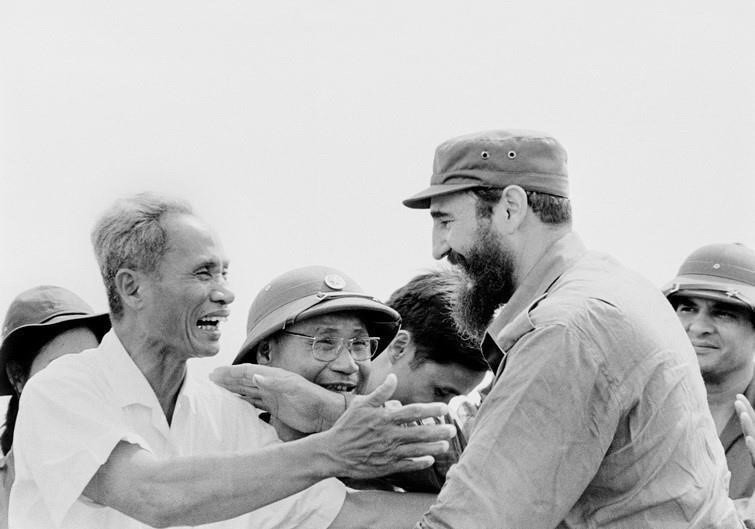 Thủ tướng Cuba Fidel Castro cùng Thủ tướng Phạm Văn Đồng trong cuộc míttinh của nhân dân Quảng Trị chào mừng Đoàn đến thăm vùng Giải phóng miền Nam Việt Nam, ngày 15/9/1973. (Ảnh: TTXVN).