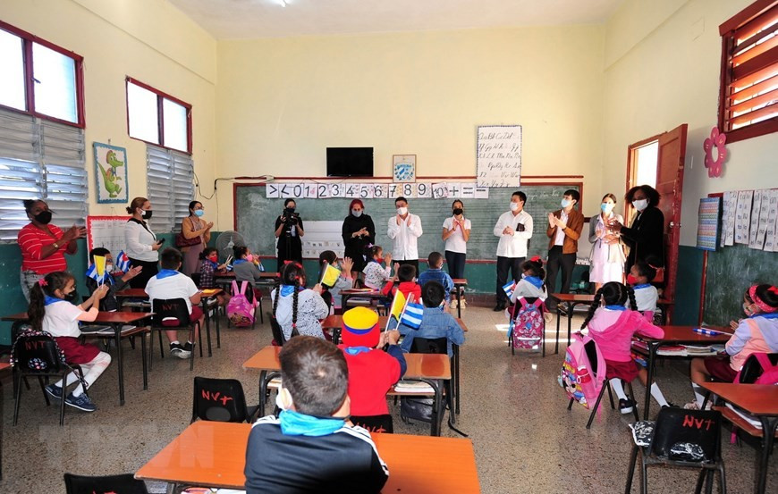 Đại sứ Việt Nam tại Cuba Lê Thanh Tùng tới thăm và dự kỷ niệm 82 năm Ngày sinh Anh hùng liệt sỹ Nguyễn Văn Trỗi tại Trường phổ thông mang tên người du kích anh hùng trong cuộc Kháng chiến chống Mỹ của nhân dân Việt Nam ở trung tâm thủ đô La Habana (2022). (Ảnh: Lê Hà/TTXVN).