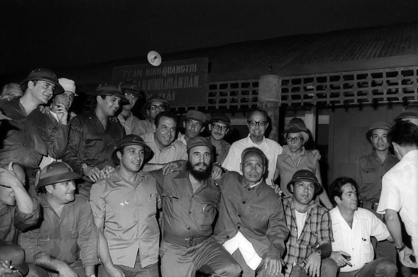 Ông Fidel Castro, Thủ tướng Chính phủ Cách mạng Cuba, Bí thư thứ nhất BCH Trung ương Đảng Cộng sản Cuba cùng Đoàn đại biểu Đảng và Chính phủ Cách mạng Cuba chụp ảnh kỷ niệm bên đồn An ninh Nhân dân Bến Hải, địa cầu của miền Nam trong chuyến đến thăm vùng Giải phóng miền Nam Việt Nam, ngày 15/9/1973. (Ảnh: TTXVN).