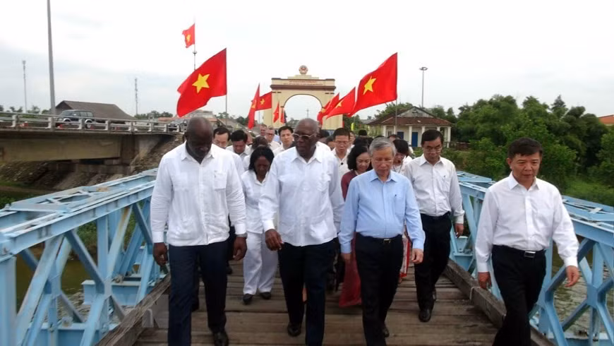 Đoàn đại biểu cấp cao Đảng, Nhà nước Cuba và các đồng chí lãnh đạo Đảng, Nhà nước, lãnh đạo tỉnh Quảng Trị tham quan và cùng đi qua cây cầu Hiền Lương lịch sử, nơi lãnh tụ Fidel Castro từng đến vào năm 1973. (Ảnh: Trịnh Bang Nhiệm/TTXVN).
