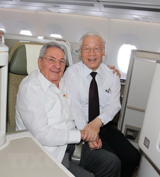 Tổng Bí thư Nguyễn Phú Trọng cùng ông Raul Castro Ruz, Bí thư thứ nhất BCH Trung ương Đảng Cộng sản Cuba, Chủ tịch Hội đồng Nhà nước và Hội đồng Bộ trưởng Cuba trên chuyên cơ Việt Nam đến thăm thành phố Santiago de Cuba, sáng 30/3/2018. (Ảnh: Trí Dũng/TTXVN).