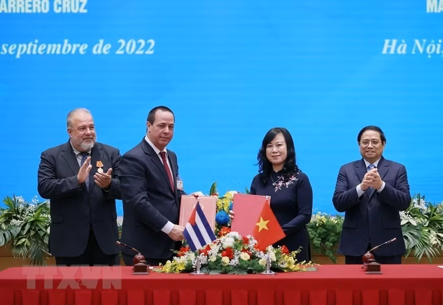 Thủ tướng Phạm Minh Chính và Thủ tướng nước Cộng hòa Cuba Manuel Marrero Cruz chứng kiến Lễ ký Kế hoạch hành động hợp tác y tế giữa Bộ Y tế hai nước (2022) (Ảnh: Dương Giang/TTXVN).