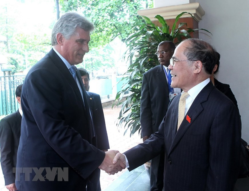 Chủ tịch Quốc hội Nguyễn Sinh Hùng tiếp ông Miguel Díaz-Canel Bermúdez, Phó Chủ tịch thứ nhất Hội đồng Nhà nước và Hội đồng Bộ trưởng Cuba thăm hữu nghị chính thức Việt Nam (21/6/2013). (Ảnh: Nhan Sáng/TTXVN).