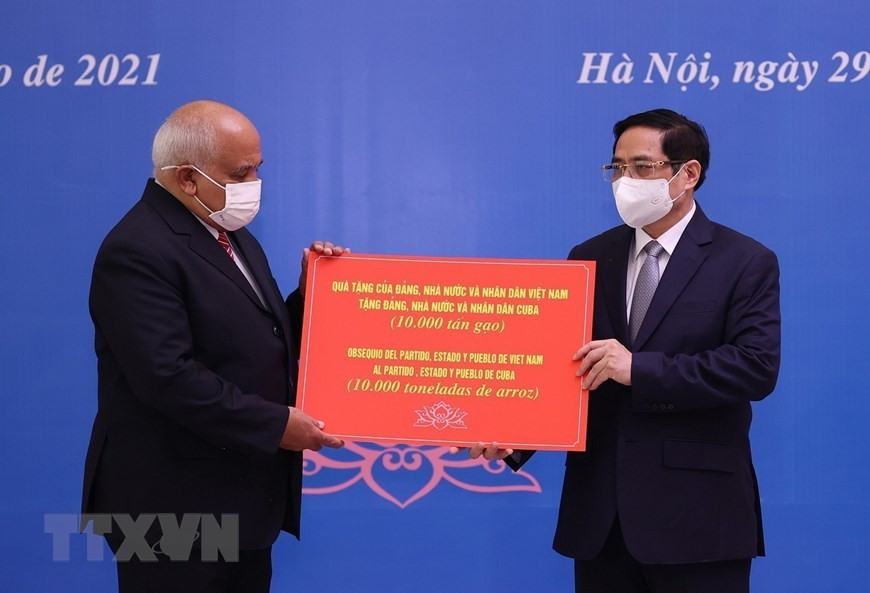 Thủ tướng Phạm Minh Chính trao 10.000 tấn gạo của Đảng, Nhà nước và nhân dân Việt Nam tặng Đảng, Nhà nước và nhân dân Cuba qua Đại sứ Cuba Orlando Nicolás Hernández Guillén (2021). (Ảnh: TTXVN).