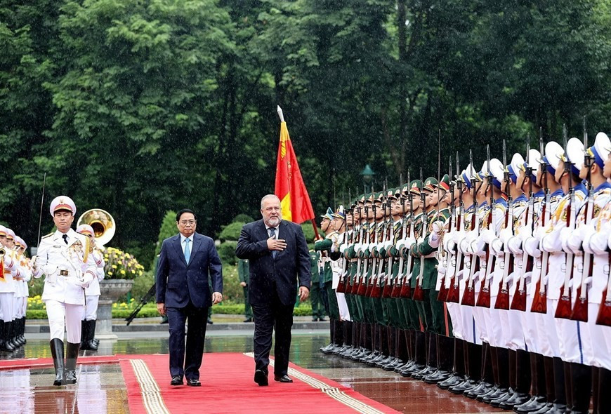 Thủ tướng Phạm Minh Chính và Thủ tướng nước Cộng hòa Cuba Manuel Marrero Cruz duyệt Đội danh dự Quân đội Nhân dân Việt Nam trong chuyến thăm chính thức Việt Nam (29/9/2022). (Ảnh: Dương Giang/TTXVN).