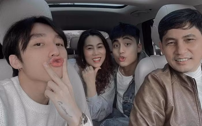 Nhiều người nhận xét ngoại hình sáng của Sơn Tùng và MONO được thừa hưởng từ bố mẹ.