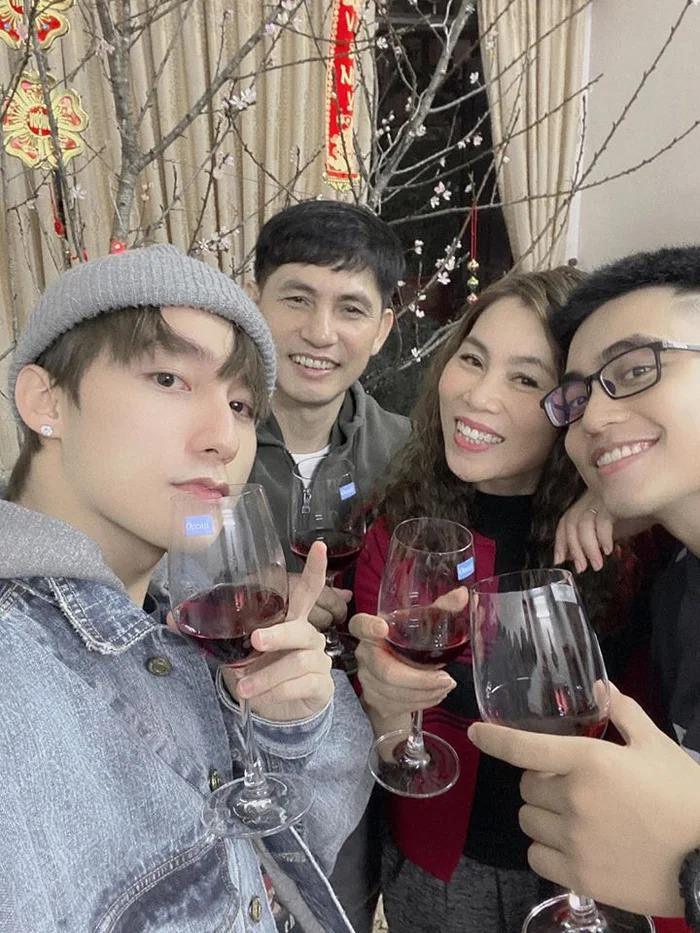 hoảnh khắc vui vẻ và hạnh phúc của Sơn Tùng bên gia đình.