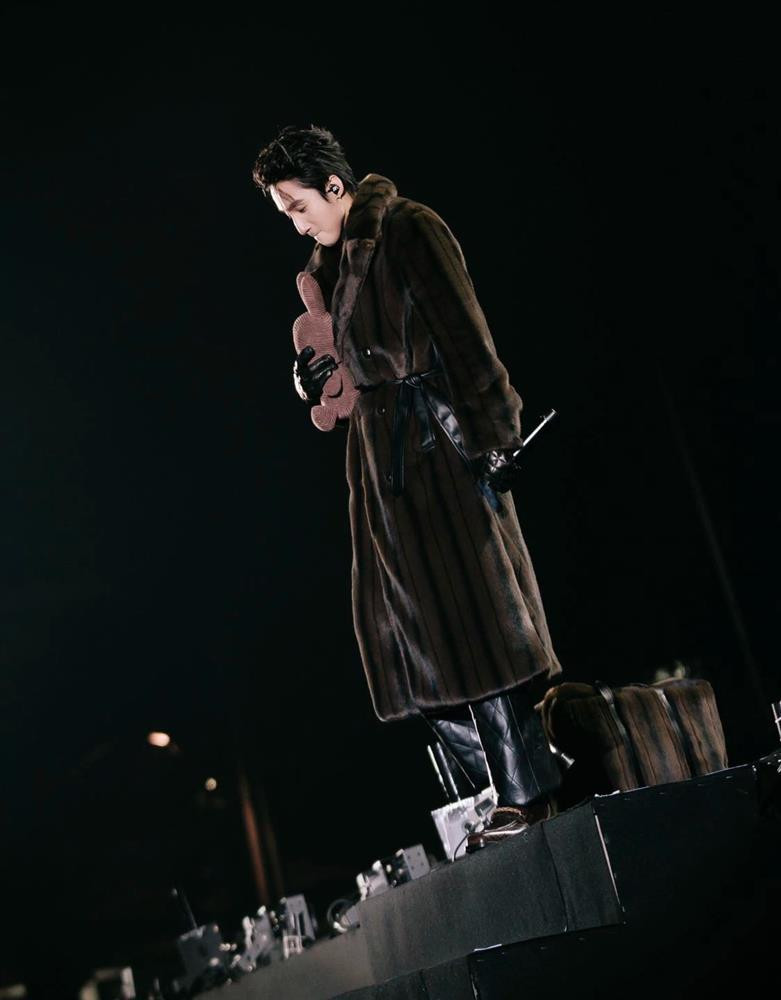 hoảnh khắc "cool ngầu" của Sơn Tùng trong đêm diễn tối qua.