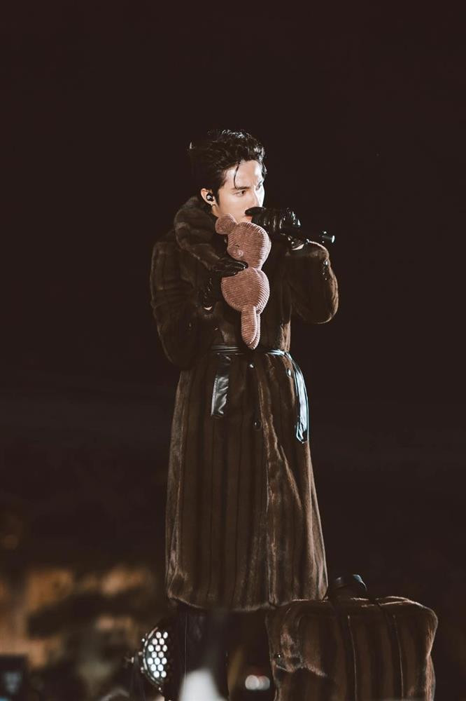 Trên trang cá nhân, Sơn Tùng đã cập nhật những khoảnh khắc xịn xò của mình trong đêm diễn tối qua. Gây chú ý hơn cả chính là hình ảnh mẹ của nam ca sĩ diện "cây đồ" y chang từ áo khoác cho đến túi xách. Khắp các diễn đàn mạng xã hội, nhiều người thích thú và chia sẻ rần rần khoảnh khắc đáng yêu của 2 mẹ con Sơn Tùng. Người hâm mộ hài hước cho rằng dù là sao hot nhất nhì Vbiz và sở hữu bao nhiêu đồ hiệu nhưng khi lên sân khấu, Sơn Tùng vẫn mượn đồ của mẹ như thường.