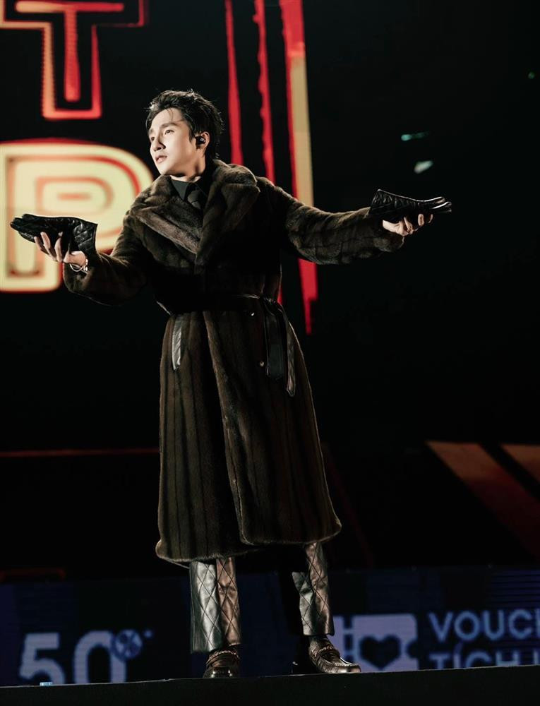 Trong suốt chặng đường làm nghệ thuật, Sơn Tùng luôn có được sự ủng hộ của bố mẹ. Giọng ca gốc Thái Bình cũng không ngại chia sẻ hình ảnh của gia đình với khán giả. Có con trai là ngôi sao hot nhất nhì Vbiz nên bố mẹ Sơn Tùng cũng được công chúng quan tâm.