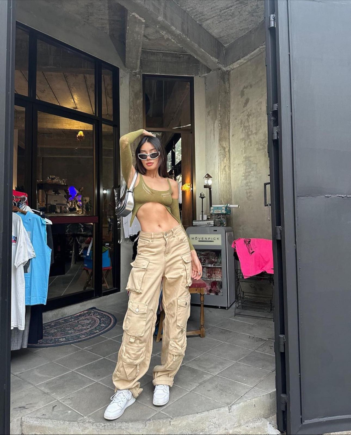 Á hậu Thảo Nhi Lê cá tính khi du lịch tại Thái Lan. Cô diện áo croptop khoe vòng eo nhỏ bé.