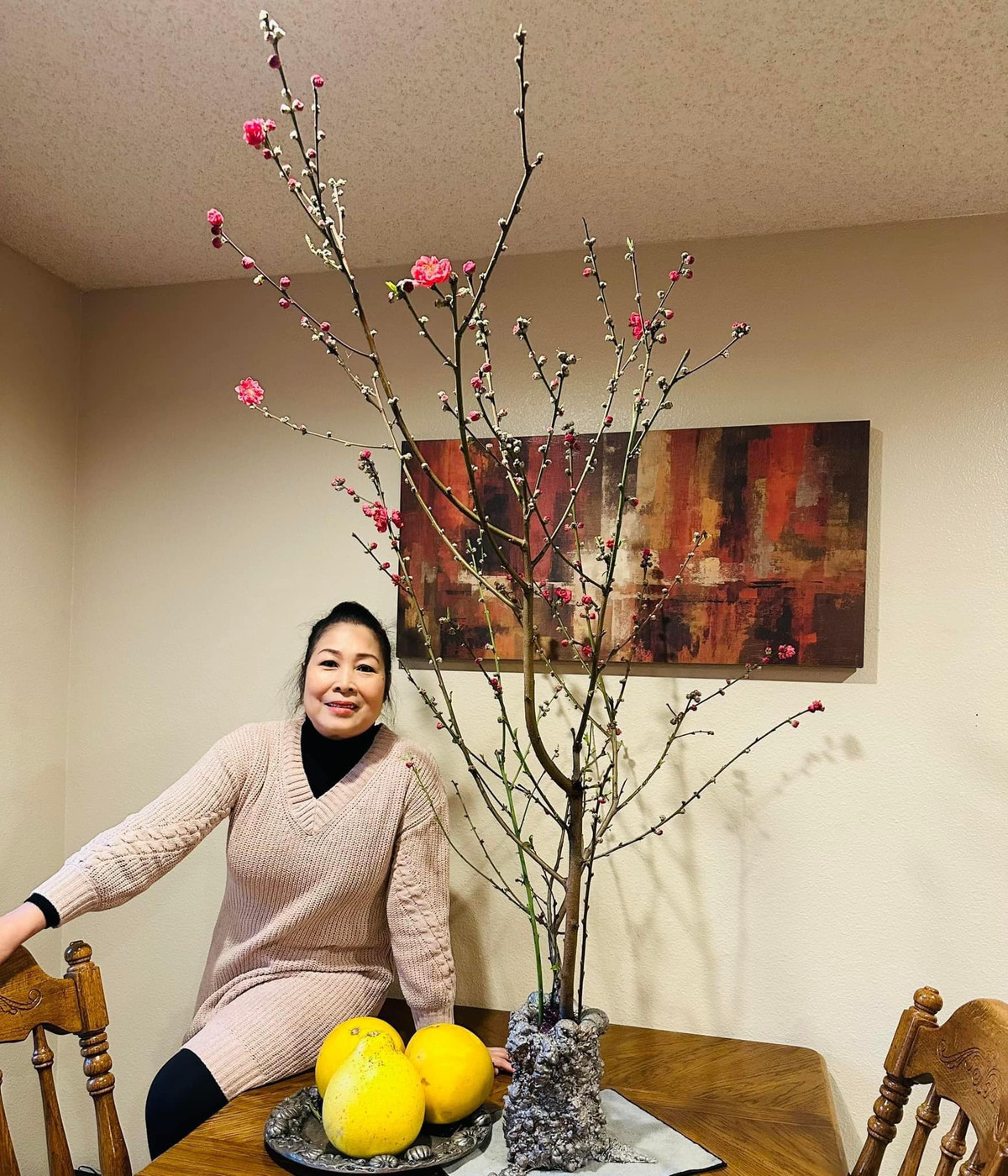 NSND Hồng Vân tạo dáng bên cành đào nở muộn. Chị chúc mọi người sức khoẻ, bình an.