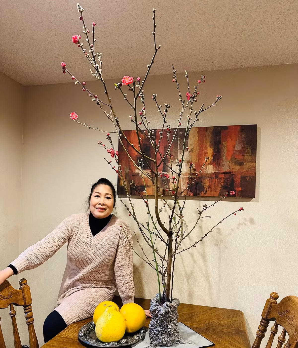 NSND Hồng Vân tạo dáng bên cành đào nở muộn. Chị chúc mọi người sức khoẻ, bình an.