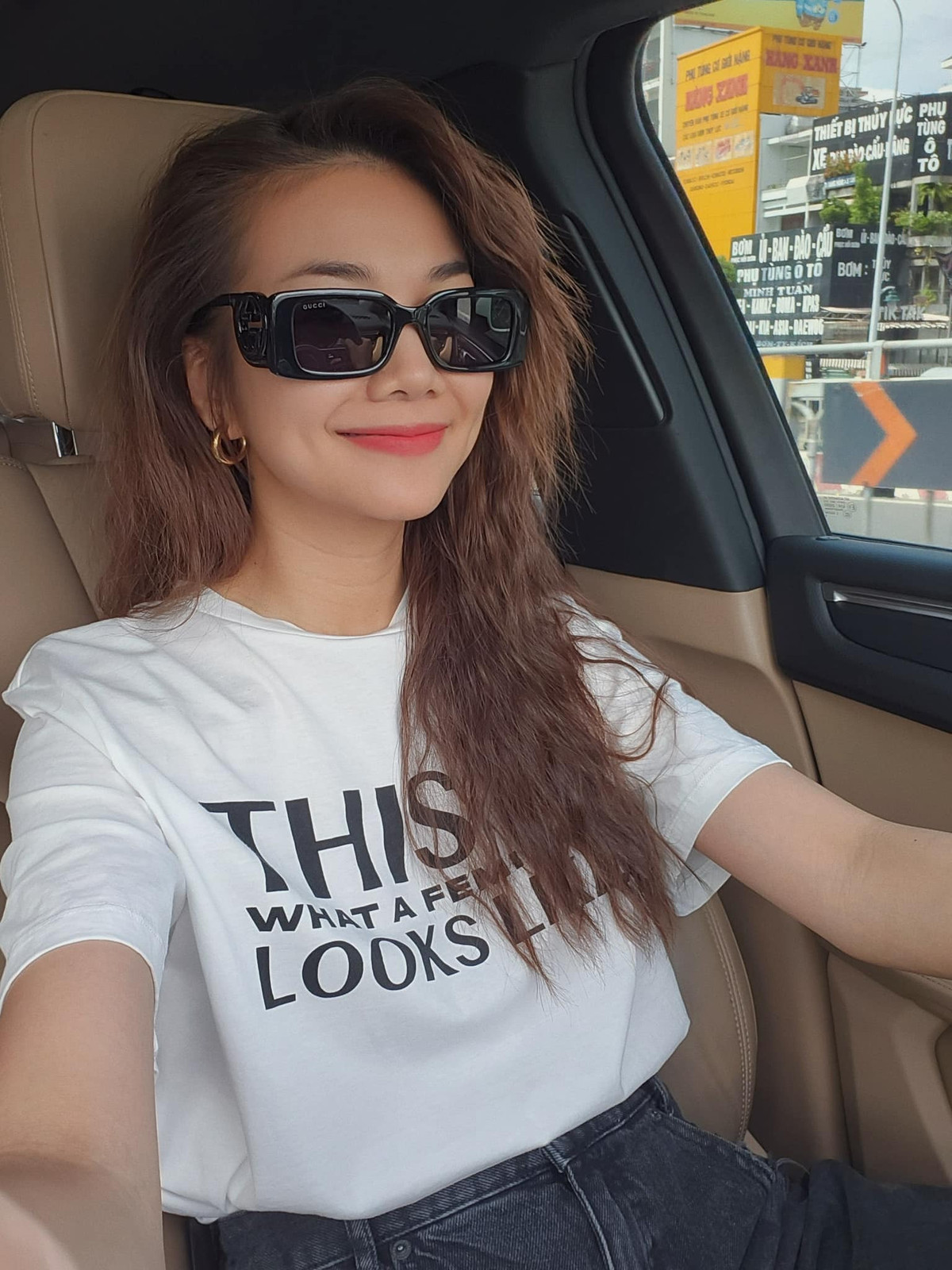 Siêu mẫu Thanh Hằng trẻ trung khi chạm ngưỡng 40 tuổi. Lộng lẫy trên sàn diễn nhưng ngoài đời, cô chọn phong cách đơn giản, năng động.