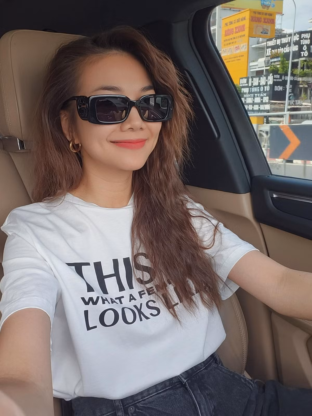 Siêu mẫu Thanh Hằng trẻ trung khi chạm ngưỡng 40 tuổi. Lộng lẫy trên sàn diễn nhưng ngoài đời, cô chọn phong cách đơn giản, năng động.