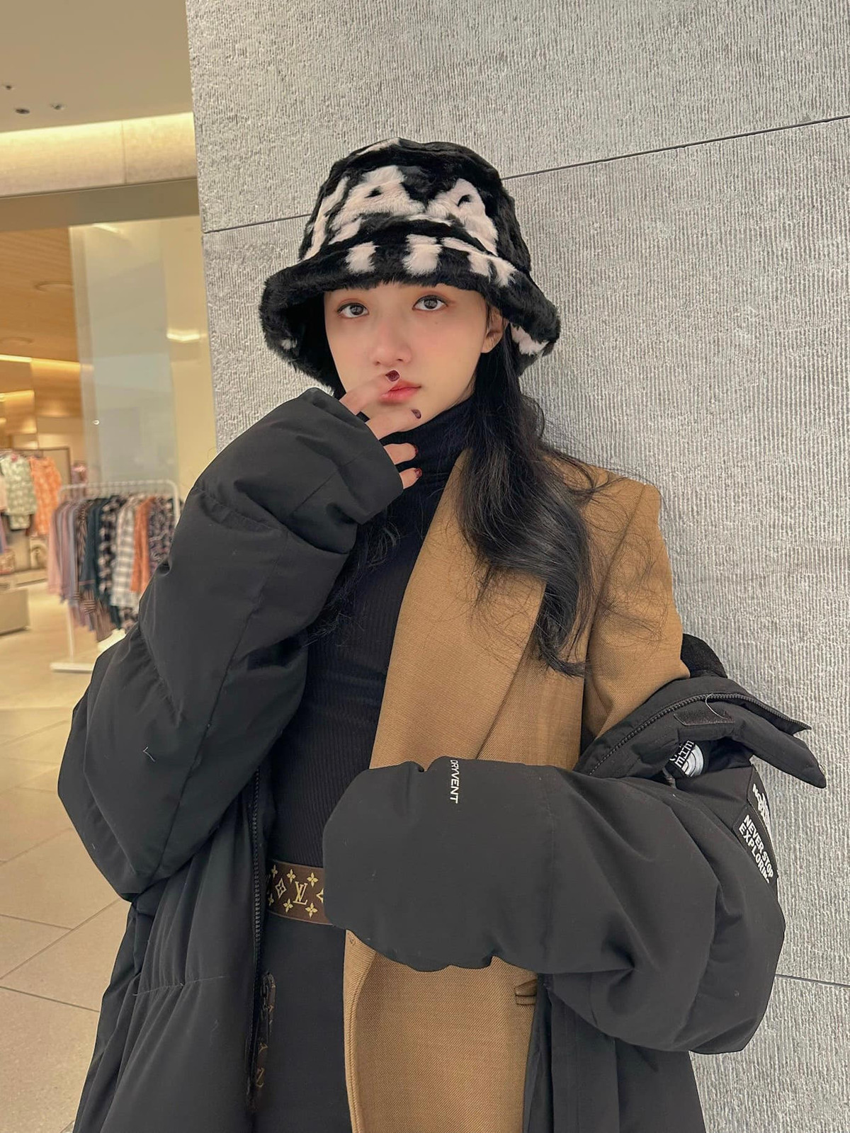 Hoa hậu Hương Giang lên đồ sang chảnh check-in tại Hàn Quốc giữa thời tiết lạnh giá.