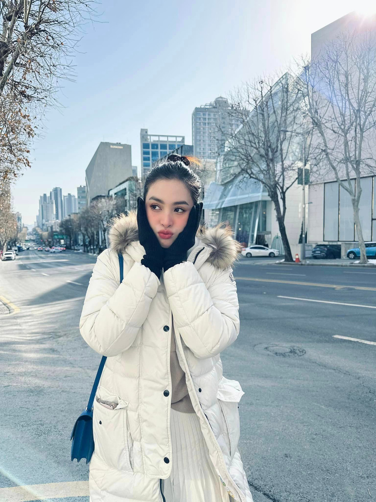 Hoa hậu Tiểu Vy trang điểm đơn giản nhưng vẫn xinh đẹp tại Hàn Quốc.