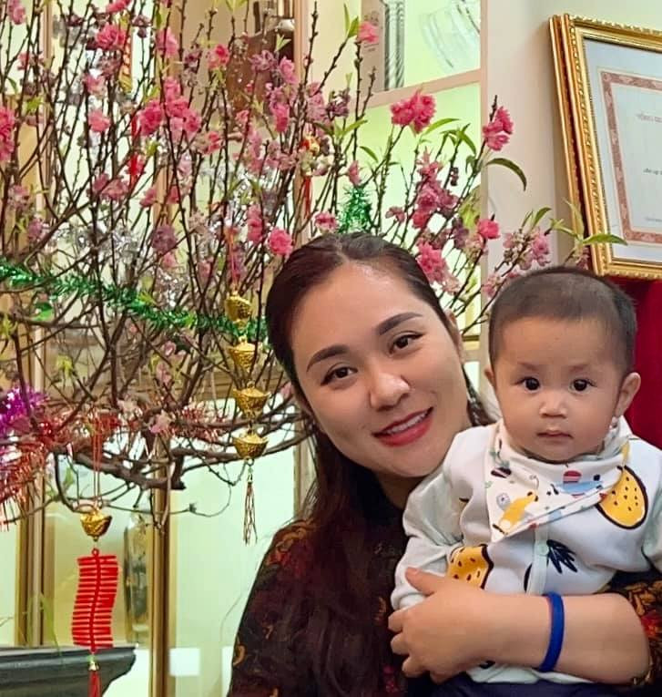 NSND Tự Long khoe ảnh vợ con với dòng chú thích mùi mẫn: “Mùa xuân của bố”.