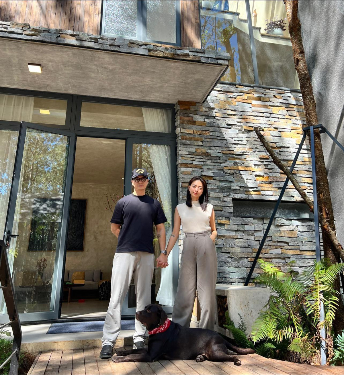 Diễn viên Ngô Thanh Vân tay trong tay hạnh phúc bên ông xã Huy Trần. Cô viết: “Làm gì cũng được, có nhau là được”.