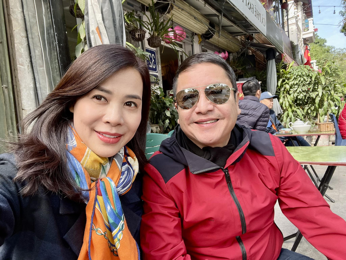 Tin Sao Việt ngày 29/1: NSƯT Chí Trung tình cảm bên bạn gái 7x - doanh nhân Ý Lan. Hai người thường xuyên có những tương tác "tình bể bình" trên mạng xã hội.