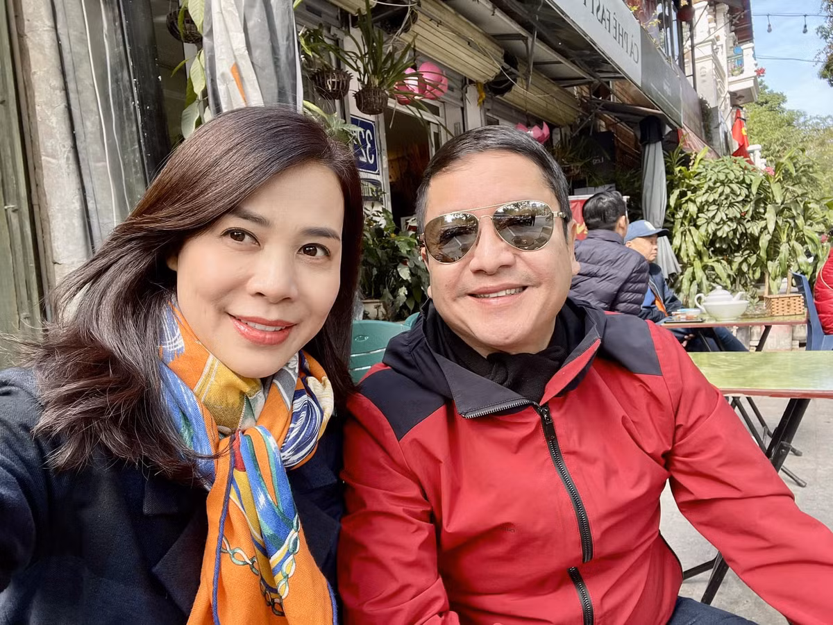 Tin Sao Việt ngày 29/1: NSƯT Chí Trung tình cảm bên bạn gái 7x - doanh nhân Ý Lan. Hai người thường xuyên có những tương tác "tình bể bình" trên mạng xã hội.