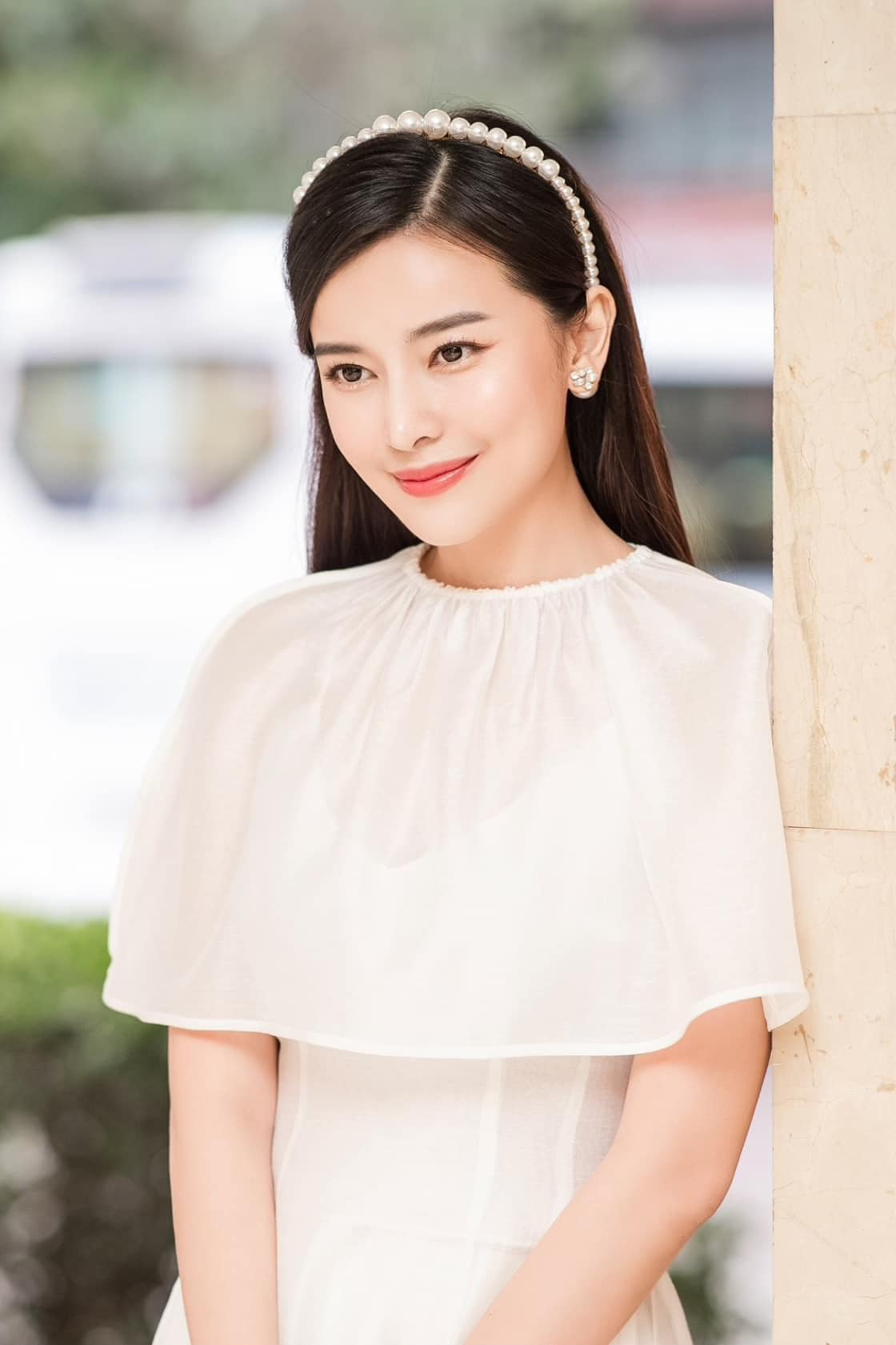 Diễn viên Cao Thái Hà mặc áo dài trắng du xuân. Cô thả tóc, trang điểm nhẹ nhàng làm nổi bật nét đẹp dịu dàng. 