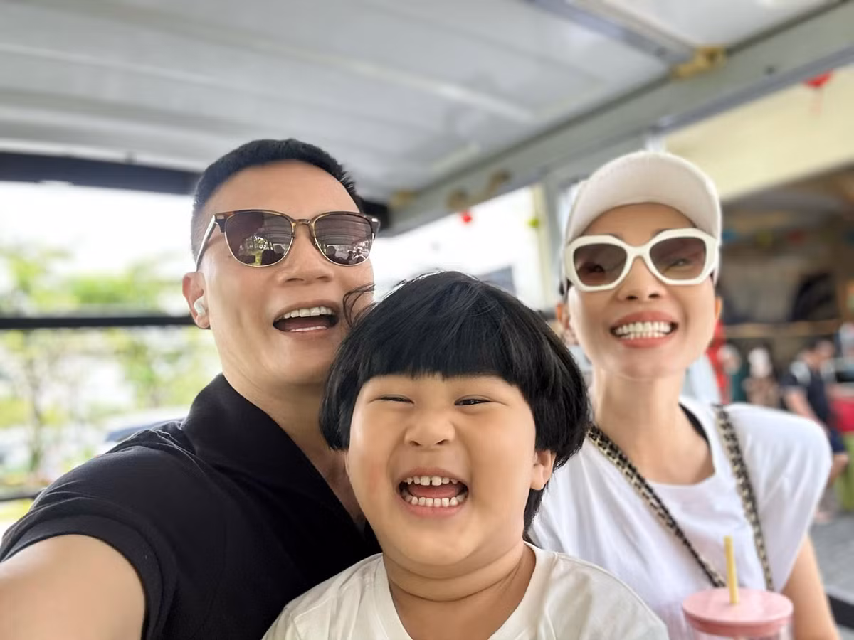Gia đình ca sĩ Hoàng Bách hạnh phúc trong chuyến du lịch đầu năm. Con trai út chiếm sóng nhờ vẻ bụ bẫm, đáng yêu.