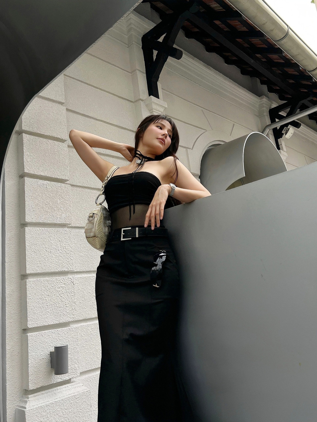 Diễn viên Diễm My 9x đón tuổi mới với hình ảnh quyến rũ. Cô viết: “Thêm một tuổi mới/ Ngời ngời sắc xuân”.