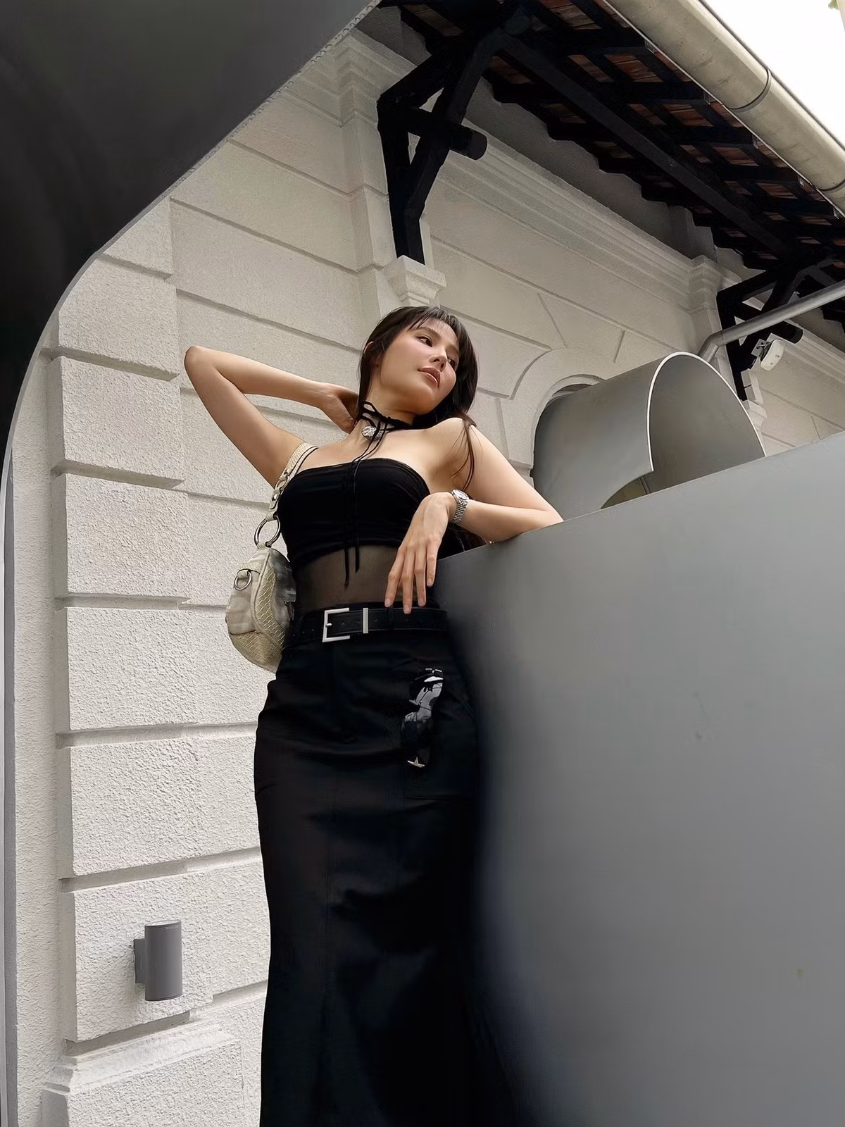 Diễn viên Diễm My 9x đón tuổi mới với hình ảnh quyến rũ. Cô viết: “Thêm một tuổi mới/ Ngời ngời sắc xuân”.